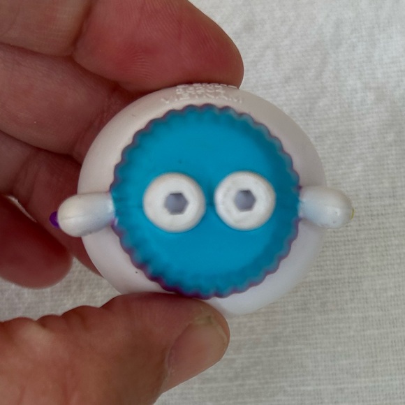 Dreamwork's Gabby's Dollhouse - Cakey Cat Mini Figure 1.5 Inch - Picture 8 of 10